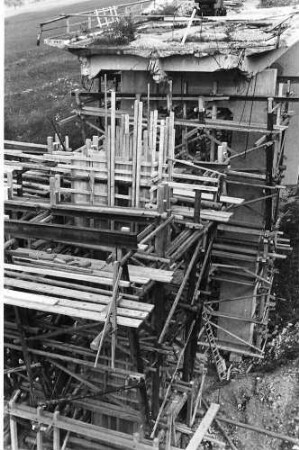 Franzosenschluchtbrücke (L1213), km 162,447 Wiederaufbau der Fahrbahn Ulm - Stuttgart. Die Fahrbahn Stuttgart - Ulm wurde 1947 wiederhergestellt.