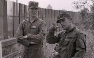 Zwei US-Soldaten von einer Hubschrauberbesatzung stehen am 3. Oktober 1988 an der innerdeutschen Grenze bei Philippsthal in Hessen direkt an der Mauer und zeigen in den Osten