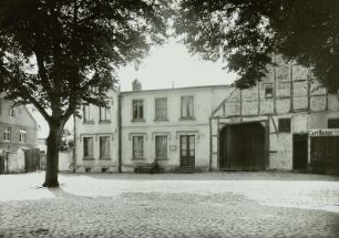 Güstrow, Schweriner Straße. Wohn- und Geschäftshäuser Ecke Ulmenstraße