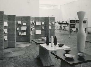 X. Triennale Mailand, Deutsche Abt., Plastik "Stehende Form" und Bücherwand
