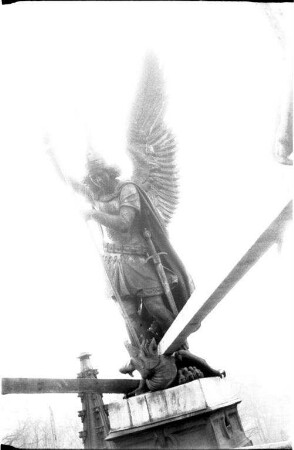 Entfernung der absturzgefährdeten Figur des Erzengels "Michael" auf dem Preußen-Denkmal auf dem Alten Friedhof in der Kapellenstraße.