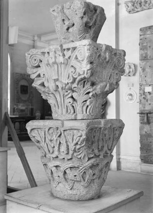 Zwei romanische Kapitelle
