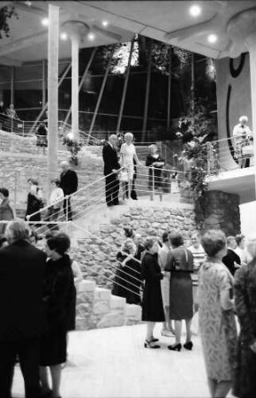 Badenweiler: Kurhaus Badenweiler, Einweihung; Gäste im Foyer und Treppenhaus