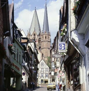 Gelnhausen. Blick in die Schmiedgasse, nach Süden zur Marienkirche