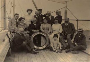 Weltreisen, Bordaufnahmen. Gruppenbild mit Passagieren an Deck der Cleveland