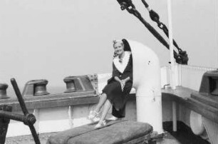 Bordleben. Junge Dame an Deck eines Passagierschiffes