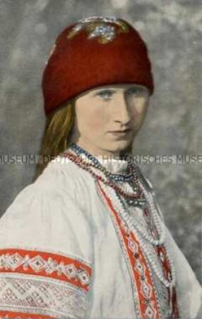 Junge Frau in ukrainischer Volkstracht