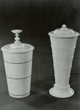 Runder Becher mit Deckel und schwarzen Reifen (links) & Becher mit vier gedrehten Reifen (rechts)