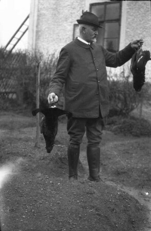 Jäger mit Jagdbeute (Auerhuhn?)
