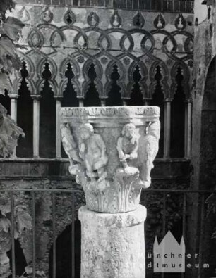 Ravello. Palazzo die Rufoli. Säule