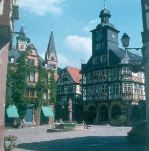 Heppenheim (Bergstraße). Marktplatz mit Brunnen und Rathaus