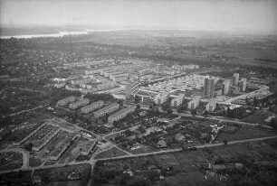 Luftaufnahme, Blick von Nord-Osten auf die Siedlung im südlichen Bereich der Heerstraße im Gebiet der Sandstraße und Meydenbauerweg. Berlin-Wilhelmstadt, Heerstraße