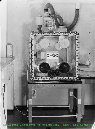Mikrowaage in einer Glovebox am Institut für Radiochemie (IRCh)
