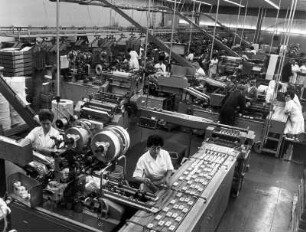 Bayreuth. Blick in die Produktionshalle der British American Tobacco Germany (BAT). Auch hier sind vorwiegend Frauen beschäftigt. Aufgenommen 1968