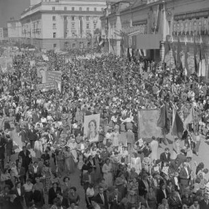 Demonstration zum Jahrestag der Befreiung von Faschismus am 9. September 1957 im Stadtzentrum Sofias