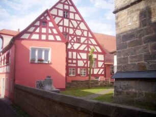 Kirchhof im Nordwesten mit begrenzenden Fachwerk-Häusern