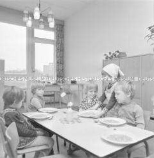 Kinder der Kinderkombination Karl-Marx-Stadt vor der Mahlzeit