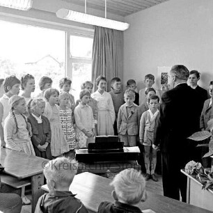 Volksschule: Klassenraum: Einweihung des Neubaus: Schulchor unter Leitung des Schulleiters Karl Riemann
