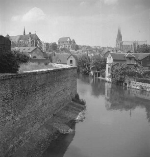 Stadtansicht mit den Kirchen Saint-Pierre, Saint-Aignan und Notre-Dame