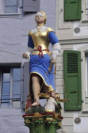Lausanne - Justitia : Diese wohlproportionierte Justitiafigur steht auf einer Brunnensäule am Marktplatz. Aufgenommen in Lausanne am 18. Mai 2010