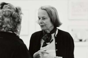 Die Galeristin und Künstlerin Betty Parsons bei der Eröffnung der Saul Steinberg-Ausstellung in ihrer Galerie
