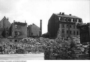 Dresden. Junges Mädchen auf den Straßen der zerstörten Stadt, 1947