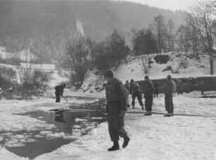 Vereisung am Streichwehr Nievern/Lahn