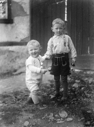 Mittelsachsen, zwei Kinder : Mittelsachsen. Zwei Kinder im Garten stehend