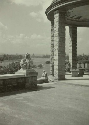 Putten : Blick vom Aussichtspavillon am Waldschlößchen über die Elbe nach Südwesten zur Altstadt