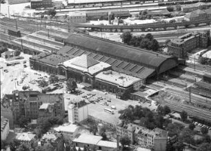 Dresden-Neustadt. Bahnhof Dresden-Neustadt (1898/1901). Bahnsteighalle mit Gleisanschluss und Empfangsgebäude. Luftbild-Schrägaufnahme über den Schlesischen Platz nach Südwesten
