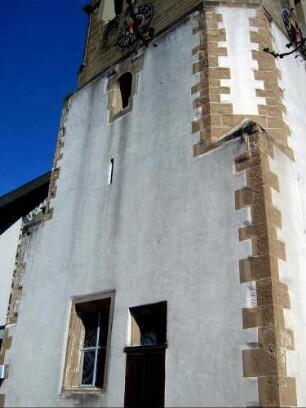 Kirchturm von Süden - Erdgeschoß (ehemals Turmchor) - aus der Romanischen Gründungszeit - 1864 stark überarbeitet