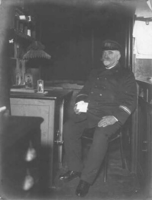 Kreuzfahrten der Hamburg-Amerika Linie, um 1910. Kapitän? eines Hochseepassagierdampfers in seiner Wohnkabine