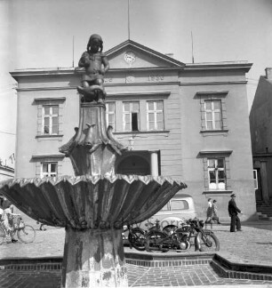 Markt: Gänselieselbrunnen, dahinter das Rathaus