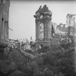 Dresden nach der Bombardierung vom 13./14. Februar 1945. Blick von der Ruine der Frauenkirche zum zerstörten Coselpalais und den Wohnhäusern auf der Salzgasse