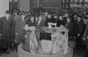 Messebesucher vor einer Präsentation von Nähmaschinen in der tschechoslowakischen Ausstellungshalle