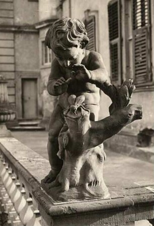Veitshöchheim. Schloß. Putto auf der Terrasse (Parkseite)