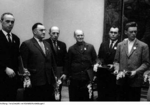 Dresden, Gedenkveranstaltungen anlässlich des 20. Jahrestages des anglo-amerikanischen Luftangriffes auf Dresden am 13./14. Februar 1945, Kranzniederlegung von französischen Gästen am Ehrenmal für die Opfer des Bombenangriffes , Großkundgebung mit Hermann Matern, 13. Februar 1965