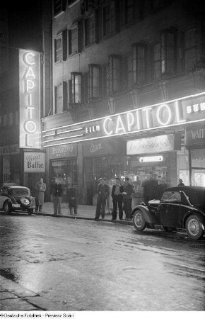 Ansicht des Kinos Capitol in der Petersstraße bei Nacht