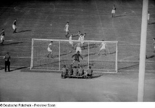 Blick auf das Spielfeld des Walter-Ulbricht-Stadions während eines Fußballspiels