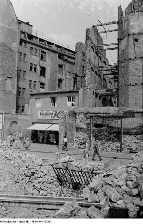 Von Ruinen umgebene Bäckerei (Feinbäckerei Gustav Kämpfe) auf der Petersstraße