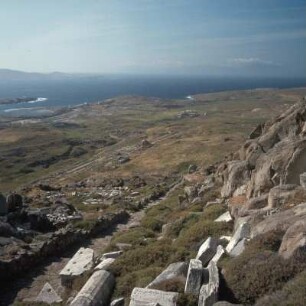 Delos. Blick vom Kynthos zum Heiligen Hafen auf Rhinia und auf Tinos