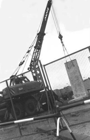 Kran mit einem Mauerelement am Potsdamer Platz