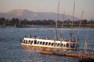 Luxor - Personenfähre : Personenfähre von Luxor über den Nil zur West-Bank, aufgenommen 2006