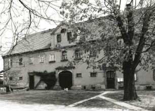 Cossebaude-Niederwartha, Weistropper Straße 4. Dreiseithof. Wohnstallhaus (1825). Hofansicht mit Roßkastanie