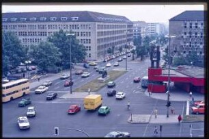 Straßenverkehr auf dem Hohenzollerndamm