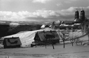 St. Märgen: Blick über St. Märgen im Schnee