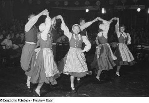 Darbietung einer Tanzgruppe auf dem Kulturfest der Freien Deutschen Jugend