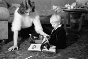 Bukarest: Söhnchen [Festenberg] mit Mama und Buch