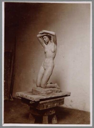 Kniende, 1904, Ton