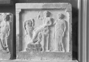 Weihrelief an Apollon, Leto und Artemis